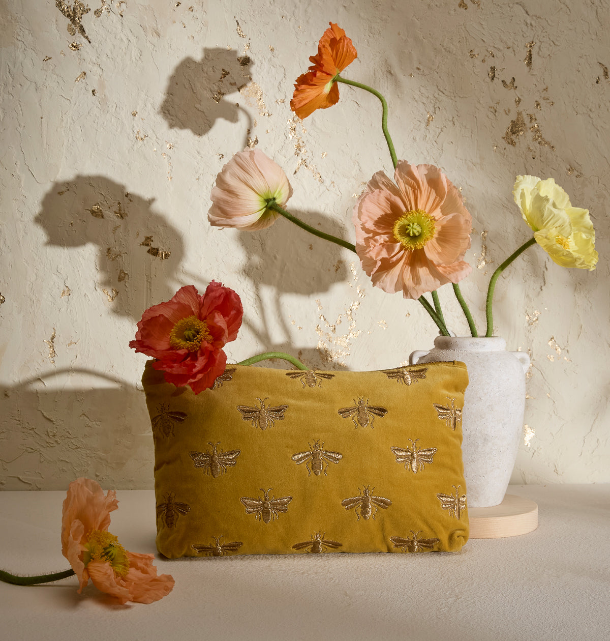 【新品】Elizabeth Scarlett Honey Bee ポーチ Elizabeth Scarlett Honey Bee Everyday Pouch | Dillard's