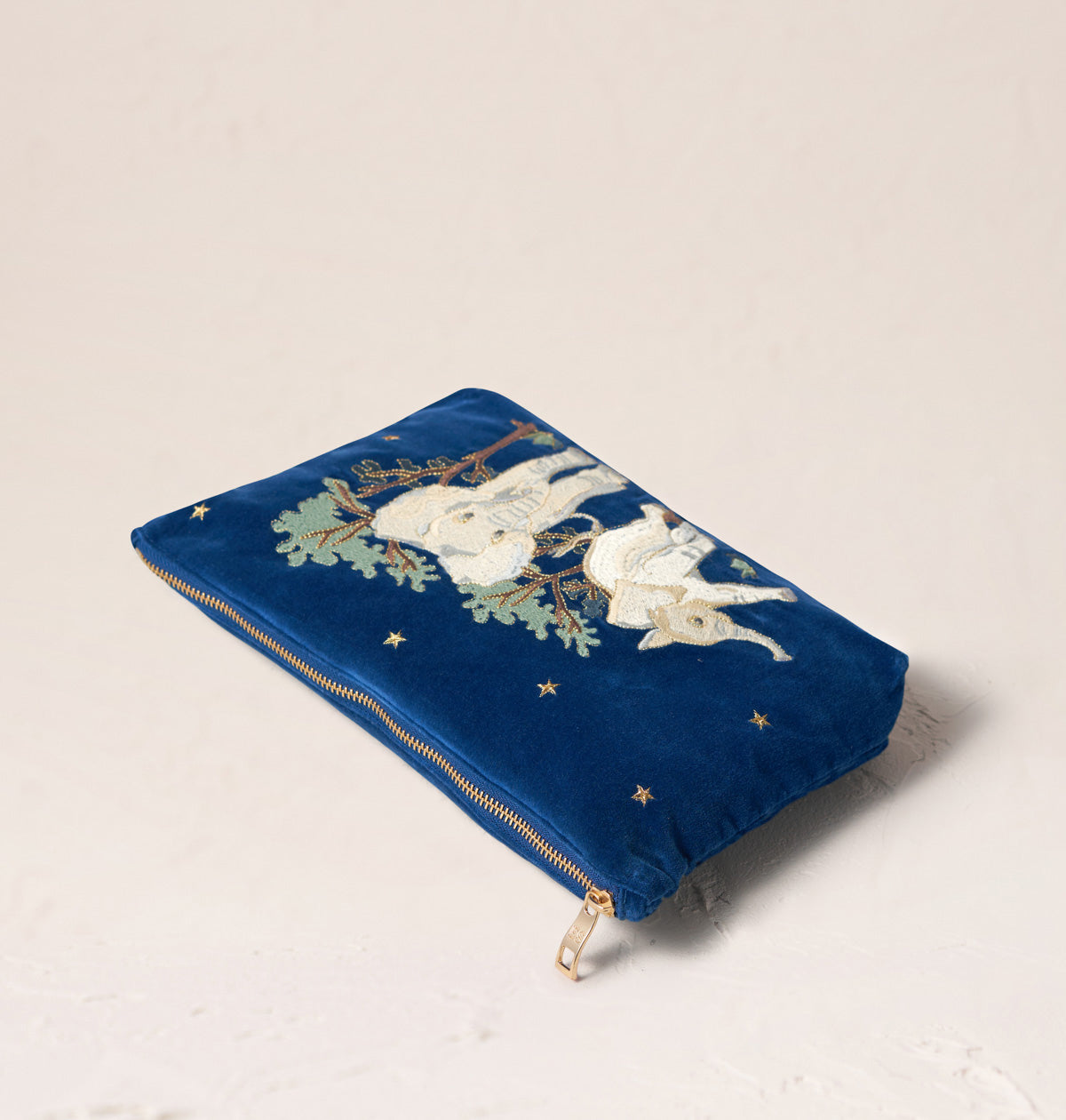 *Elizabeth Scarlett* Baby Elephant Everyday Pouch ポーチ Baby Elephant Conservation Everyday Pouch – Elizabeth Scarlett