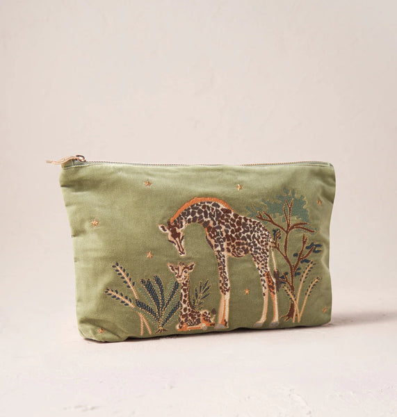 Elizabeth Scarlett　ケース　ミニポーチ 緑 ジラフ Giraffe Mother & Baby Everyday Pouch – Elizabeth Scarlett