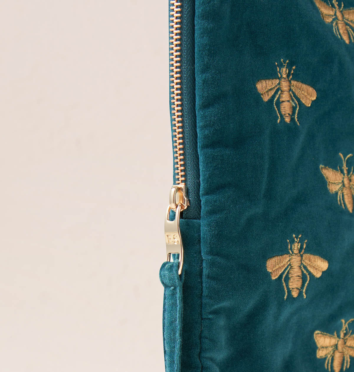 Bee laptop case shop