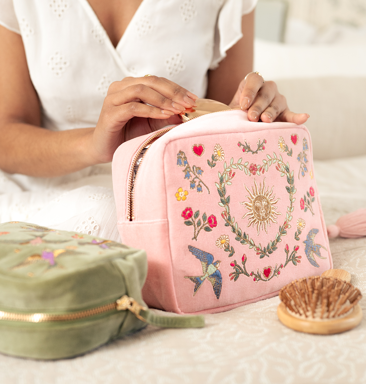 エリザベススカーレット Earth Goddess Pink Velvet Wash Bag Earth Goddess Wash Bag – Elizabeth Scarlett