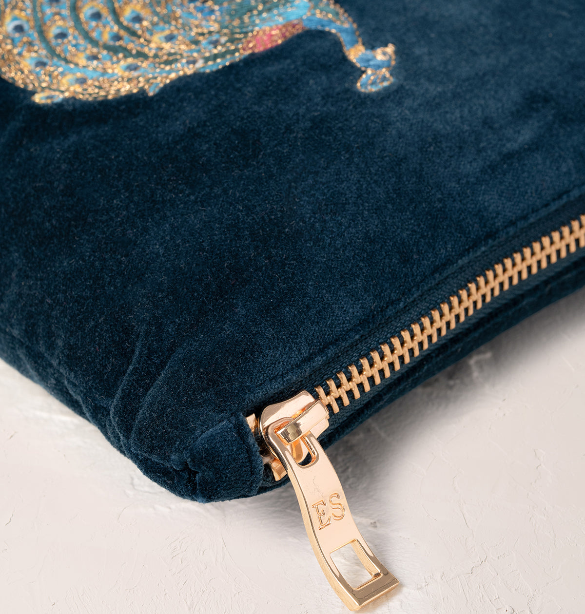 新品 Elizabeth Scarlett 花柄　刺繍 ミニ ポーチ チャコール Peacock Floral Mini Pouch – Elizabeth Scarlett