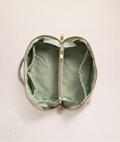 Three inner pockets & zip compartment - keep it all in place.