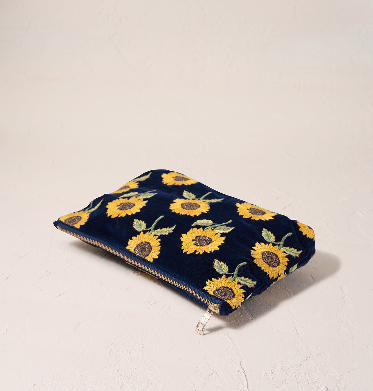 Elizabeth Scarlett 花柄刺繍ポーチ Elizabeth Scarlett 蜂刺繍ポーチ - メルカリ