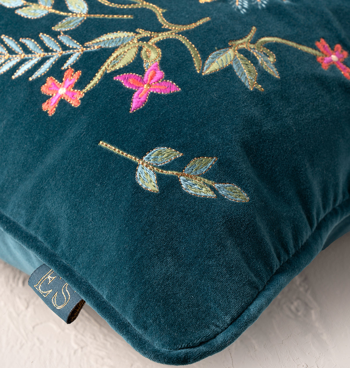 Wild Giraffe Palm Cushion Cover