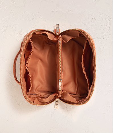 Three inner pockets & zip compartment - keep it all in place.
