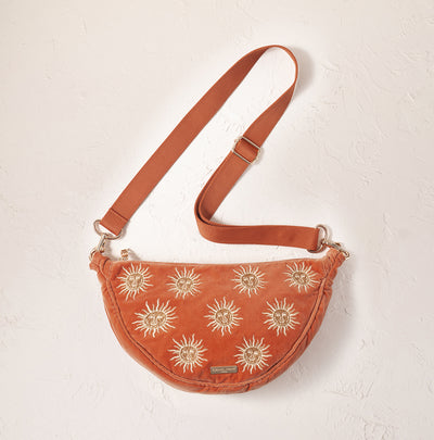 Adjustable & detachable straps - For hands-free ease