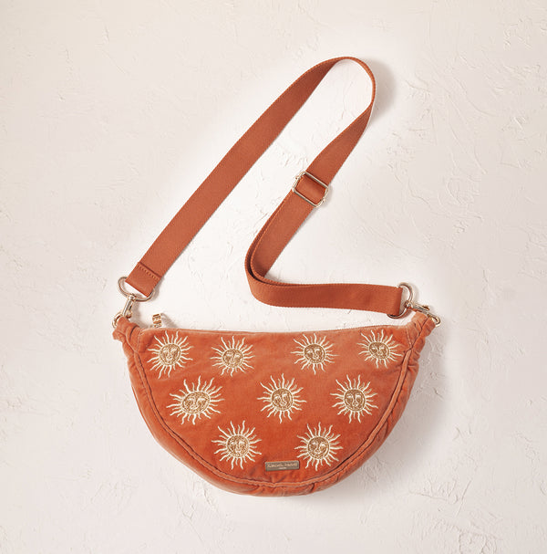 Adjustable & detachable straps - For hands-free ease