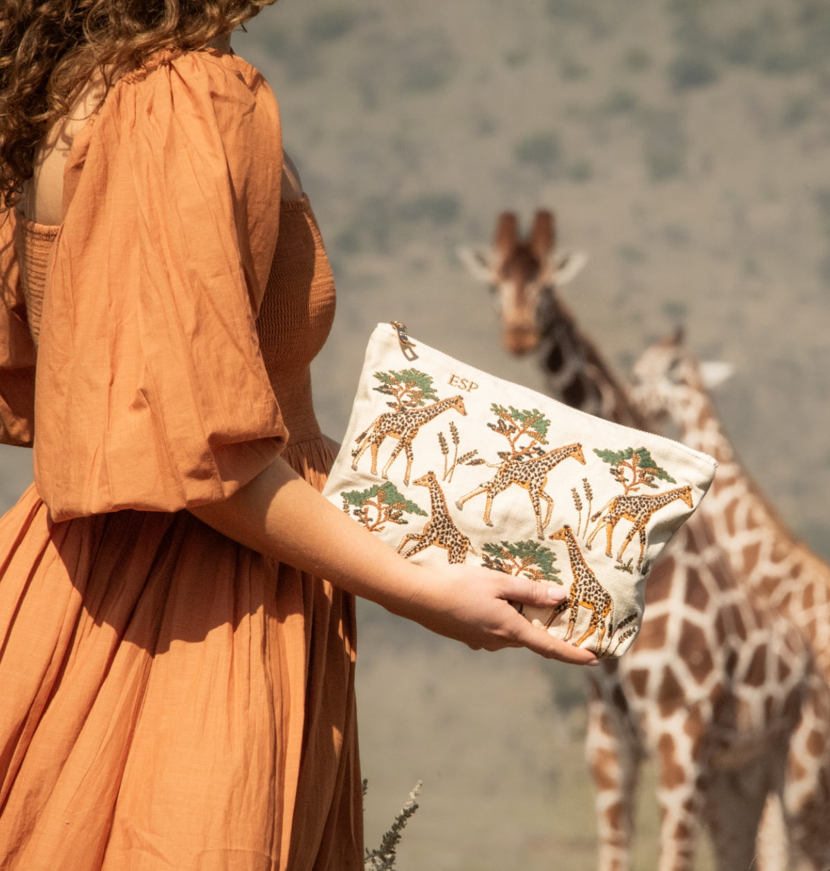 【Elizabeth Scarlett】ジラフ クリーム エブリデイポーチ Giraffe Herd Cream Everyday Pouch - Cream - Elizabeth