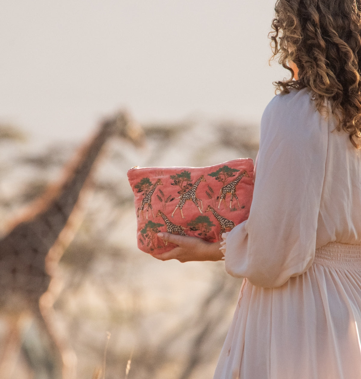 【新品】Elizabeth Scarlett Giraffe Herd ポーチ Elizabeth Scarlett Giraffe Herd Cotton Everyday Pouch