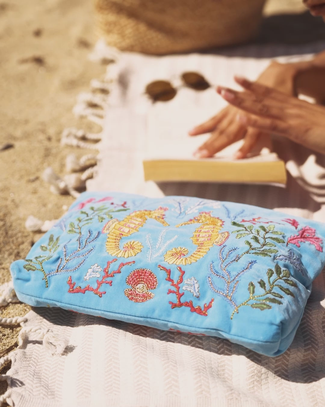 【Elizabeth Scarlett】Coral Seahorse エブリデイポーチ Coral Seahorse Everyday Pouch – Elizabeth Scarlett