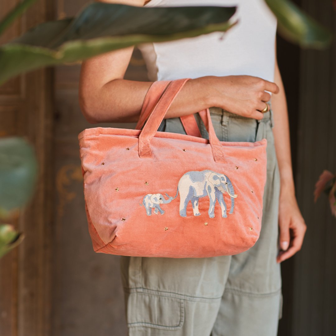 【新品】Elizabeth Scarlett Baby Elephant ポーチ Baby Elephant Conservation Everyday Pouch – Elizabeth Scarlett